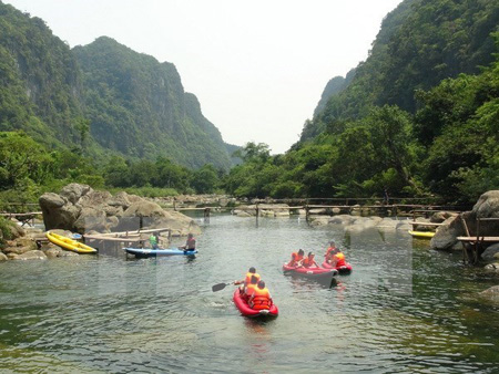 Du khách vui chơi tại khu du lịch Suối Moọc và Sông Chày-Hang Tối trong quần thể du lịch hang động Quảng Bình.